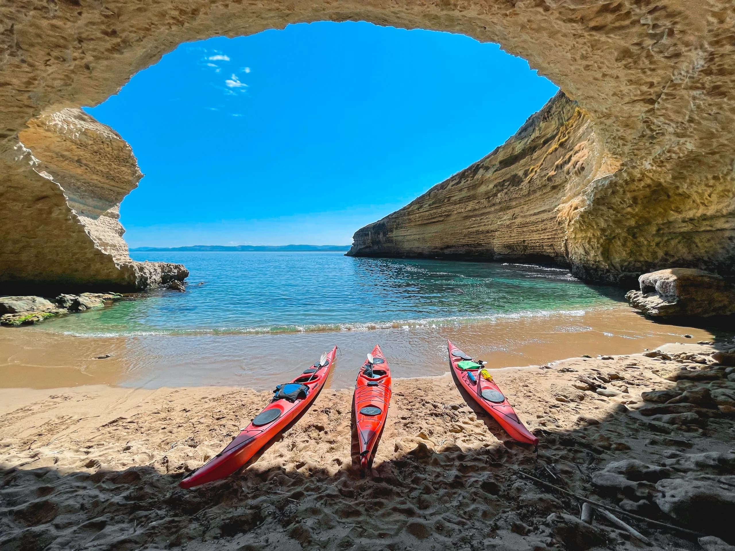 Grotte di Baia Balai in kayak
